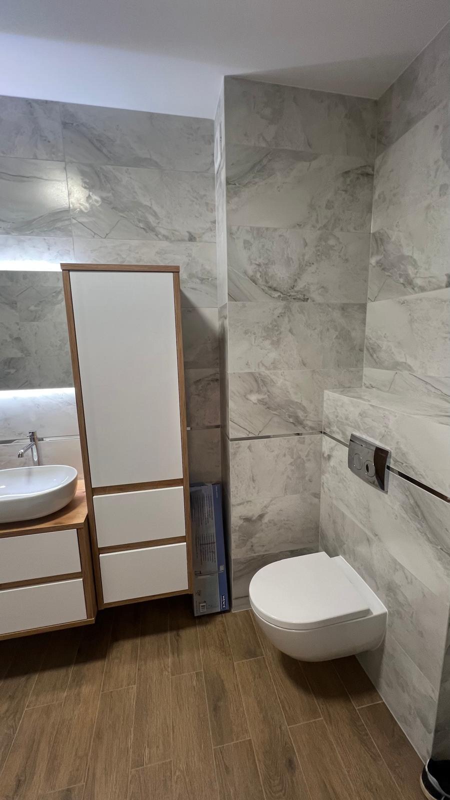 Grey marble and wood-effect bathroom