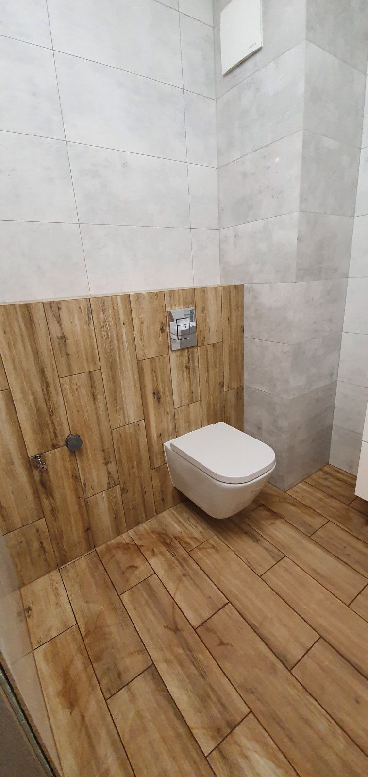 Wood-effect tile bathroom WC area