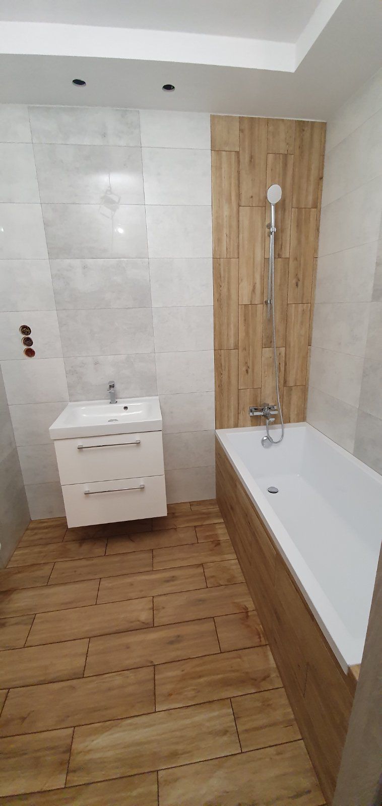 Wood-effect tile bathroom